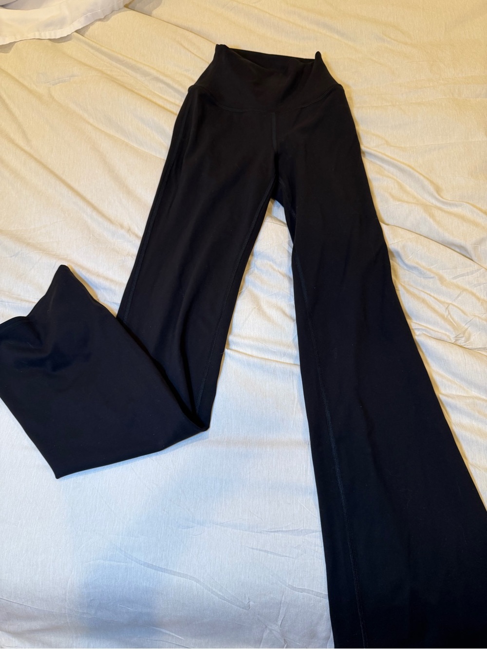 Alo Yoga Airbrush High-Waist 7/8 Bootcut Legging – Black
Size XXS